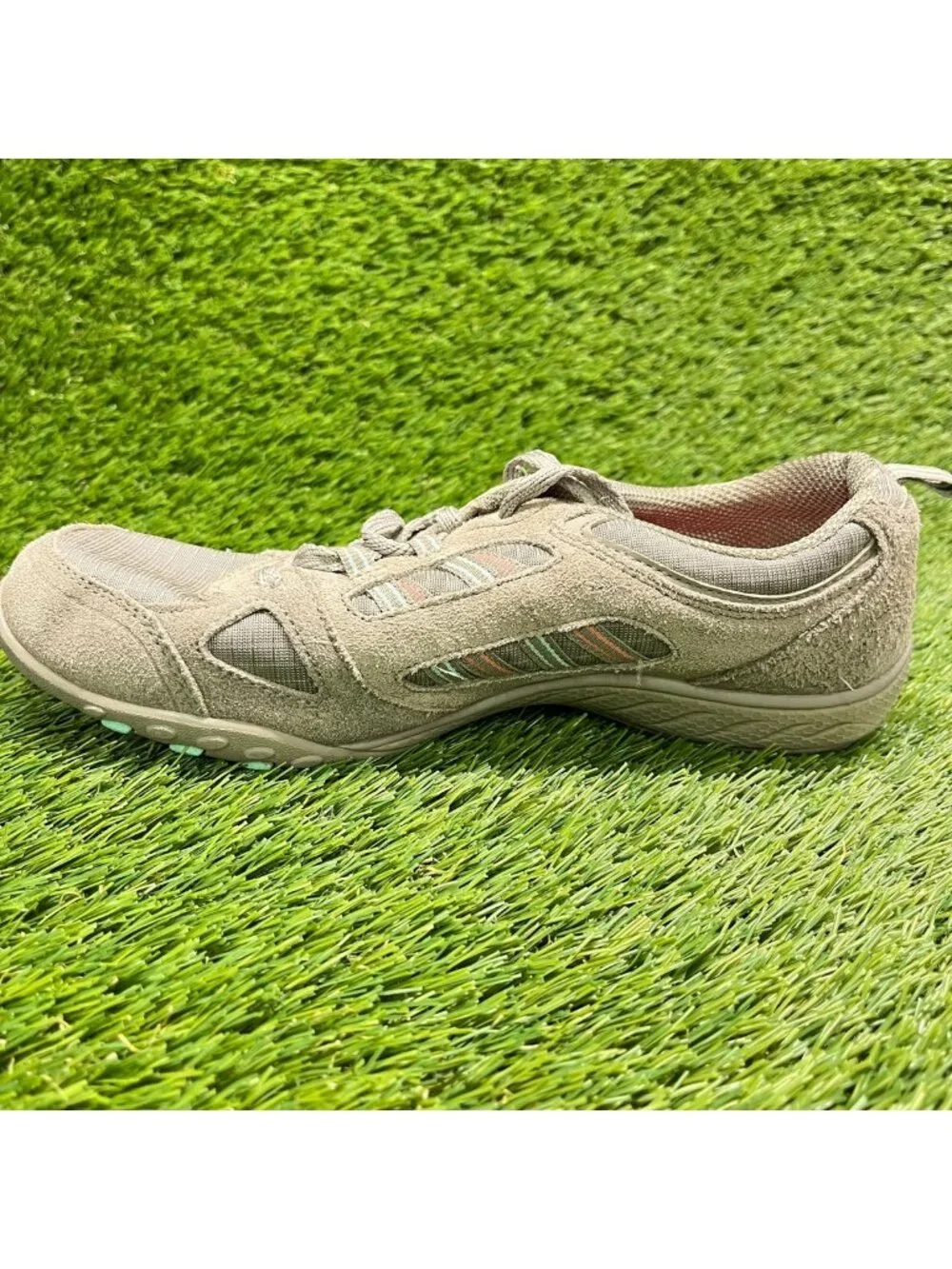Skechers Breathe Easy Good Luck Womens Size 7.5 Taupe Athletic Shoes Sneakers